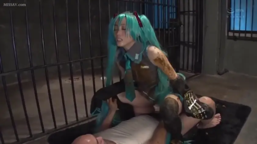 骑乘位 · 嘴巴微张 · 监牢 · Cosplay服装 · 初音未来Cosplay服 · 脸部表情 · 身上有脏污涂抹