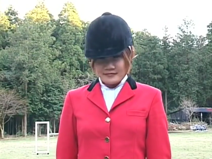 站姿 · 微笑 · 面对镜头 · 半身 · 户外 · 红色马术服 · 马术头盔 · 马术