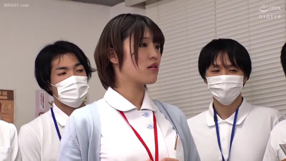 挂绳 · 白色短袖翻领工作服 · 医院检查室 · 女护士面部特写 · 男性表情被口罩遮挡