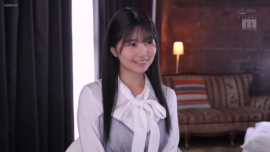 房间 · 自然 · 上半身特写 · 浅蓝色吊带背心