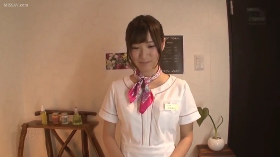 站立 · 职场题材 · 面对镜头 · 上半身 · 温柔微笑 · 胸牌 · 白色职业制服 · 美容SPA店