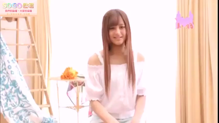 室内 · 坐姿 · 中景 · 微笑 · 面对镜头 · 窗帘 · 长发 · 白色一字领上衣