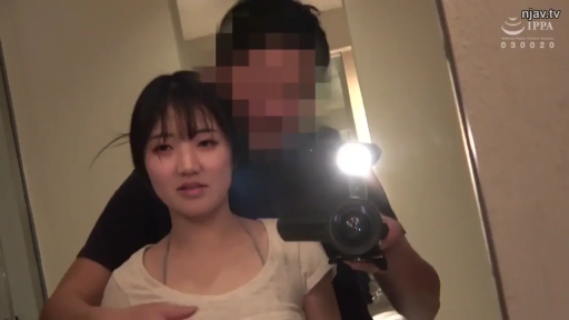 浴室或更衣室镜前 · 胸部接触特写 · 内衣肩带 · 摄像机 · 眼神涣散 · 摄像机强光反射