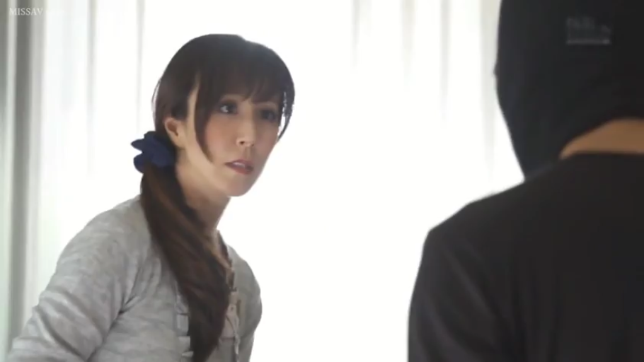 室内 · 脸部 · 站立 · 灰色针织衫 · 对峙 · 黑色头套 · 震惊