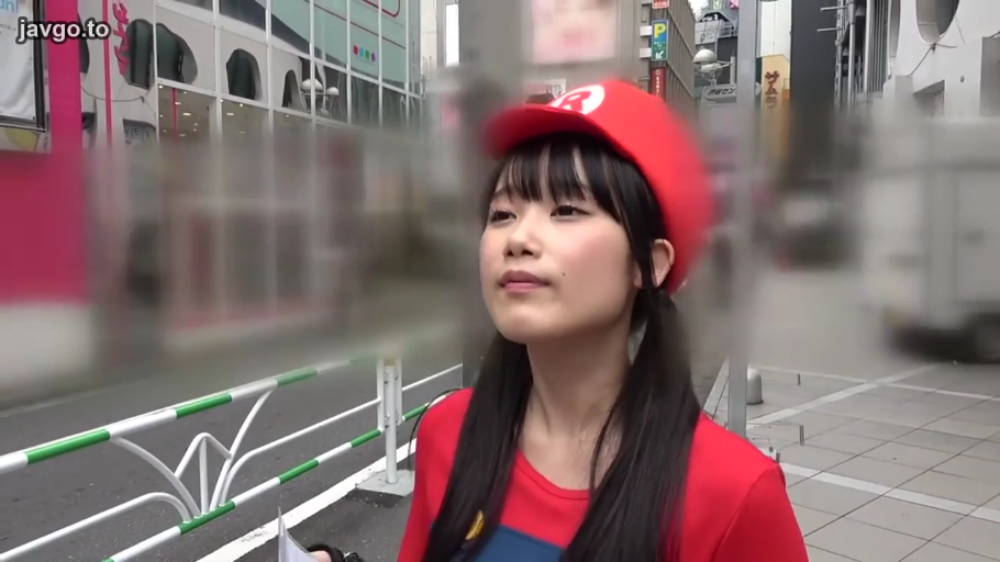 注视 · 马里奥主题角色扮演服装 · 头部特写 · 城市街道 · 红色帽子 · 背景经过模糊处理