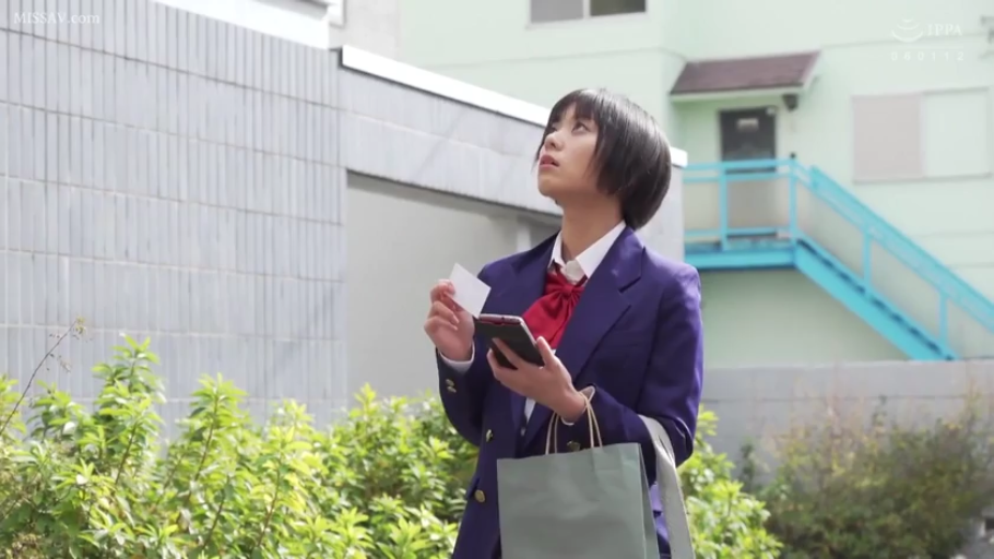 校服 · 站立 · 半身 · 街道 · 手机 · 短发 · 寻找 · 迷茫