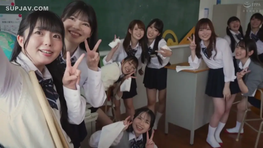 教室 · 调皮 · 深色百褶裙 · 校服 · 前排自拍女生特写