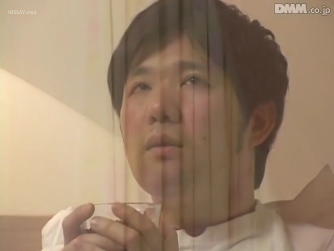 家中 · 酒杯 · 迷茫 · 白色T恤 · 男人面部特写