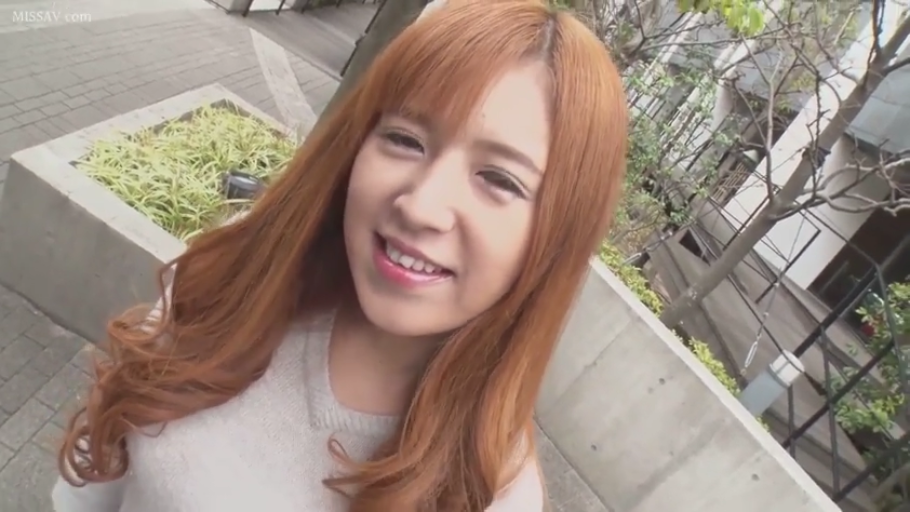 站立 · 微笑 · 面部特写 · 注视镜头 · 户外街道 · 浅色毛衣 · 染发长发