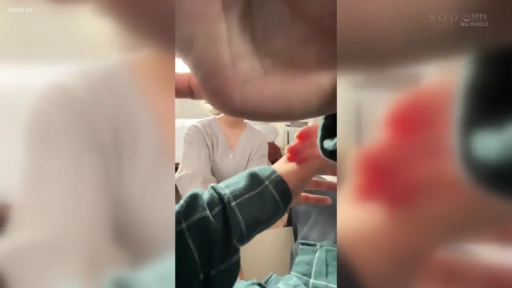 拍摄者手指遮挡镜头 · 日常 · 室内卧室 · 前景模糊处理 · 深绿色格纹衬衫