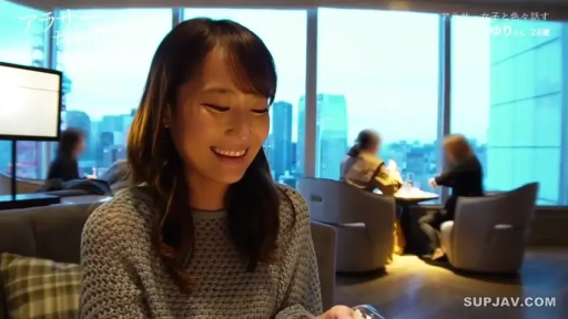 坐姿 · 交谈 · 沙发 · 微笑 · 头部特写 · 灰色针织衫 · 淑女 · 高层餐厅