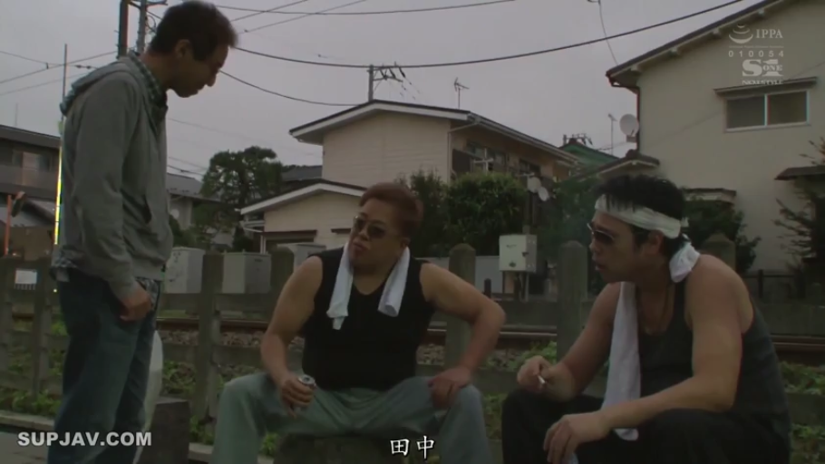 交谈 · 严肃 · 全身 · 休闲装 · 剧情 · 户外 · 香烟 · 站姿与坐姿