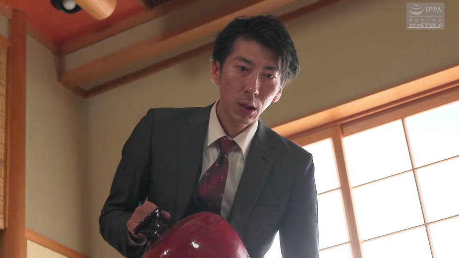 专注 · 红色领带 · 花瓶 · 日式房间 · 男人面部特写