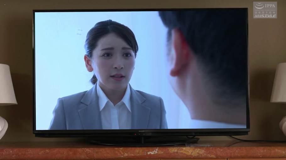 电视机前 · 专注 · 灰色西装外套 · IPPA标识 · 女性面部特写