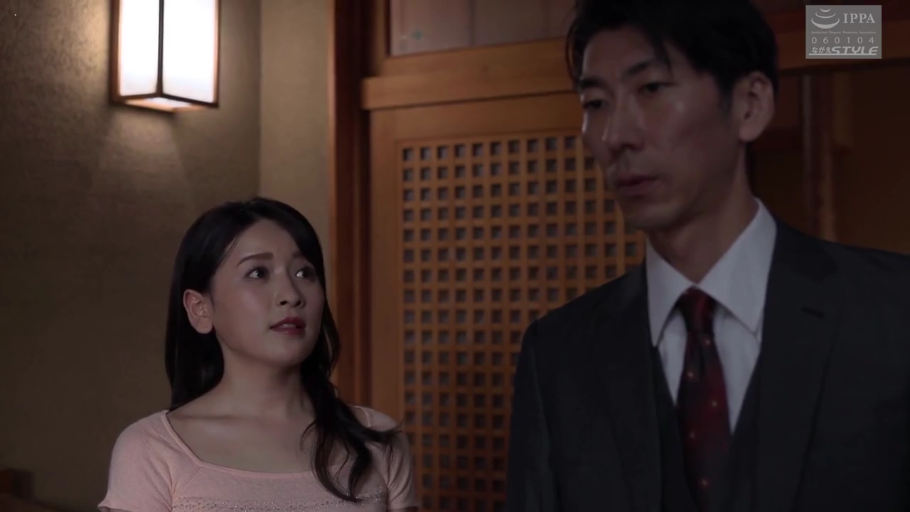 日式走廊 · 平静 · 人物面部特写 · 女性身着浅粉色针织上衣