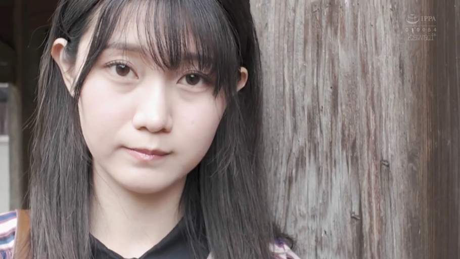 脸部特写 · 平静 · 注视 · 便服 · 户外 · 正面 · 黑长直