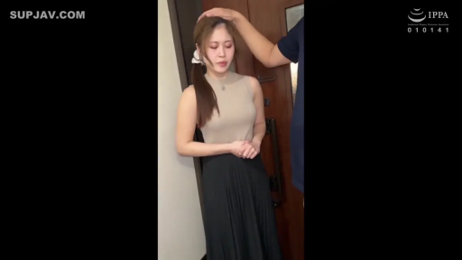 室内 · 委屈 · 站立 · 中景 · 剧情 · 无袖上衣 · 摸头