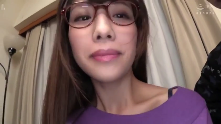 眼镜 · 脸部特写 · 注视 · 室内卧室 · 深色肩带