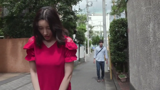 室外小巷 · 红色短袖连衣裙 · 无 · 女子上半身特写 · 女子神情专注看向下方