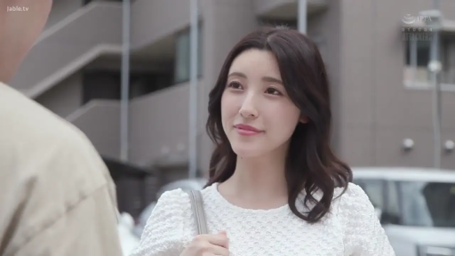 站立 · 微笑 · 面部特写 · 注视 · 挎包 · 户外街道 · 长卷发 · 白色针织上衣