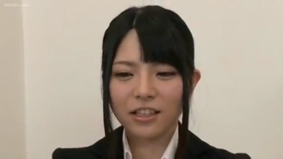 室内 · 交谈中 · 黑色西装外套 · 顔のクローズアップ