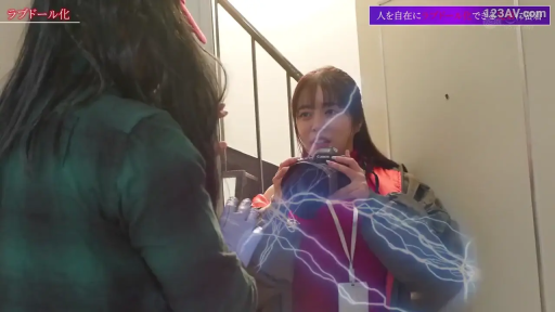 角色扮演 · 站立 · 中景 · 走廊 · 相机 · 惊讶 · 拍照 · 拼色外套