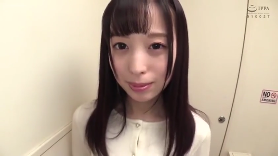 室内 · 微笑着 · 面部特写 · 白色针织开衫 · 无烟标志