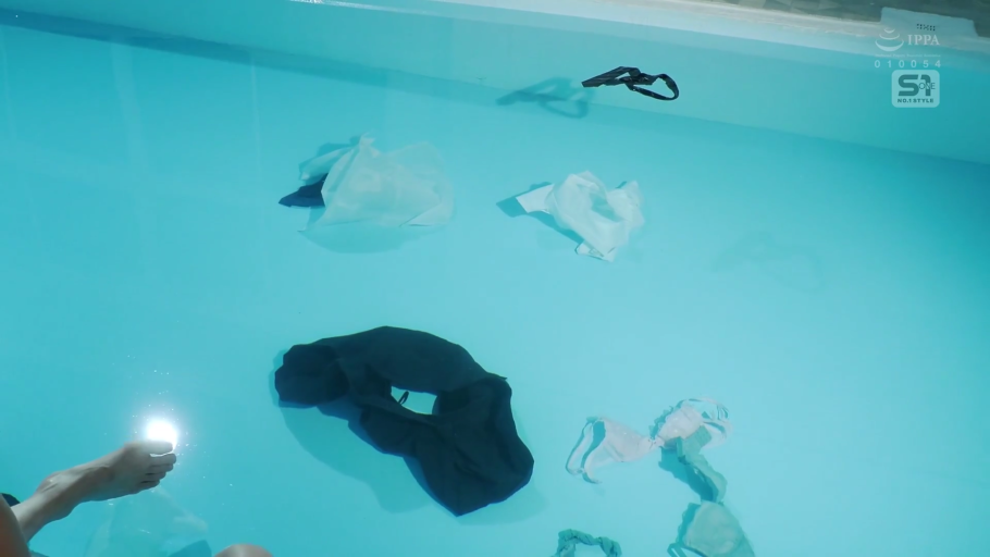 衣物 · 胸罩 · 游泳池 · 裸露衣物 · 水面漂浮物特写