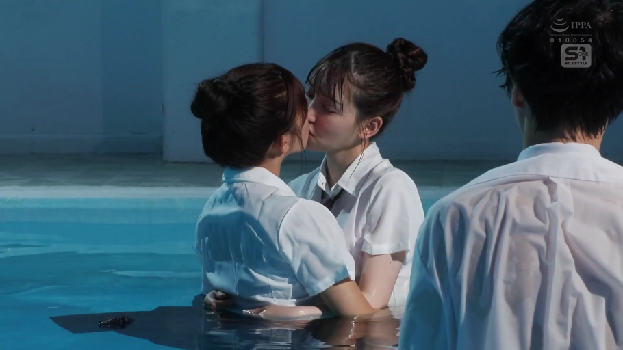 专注 · 白色湿衬衫 · 游泳池 · 接吻侧影 · 百合接吻 · 湿透的衣服