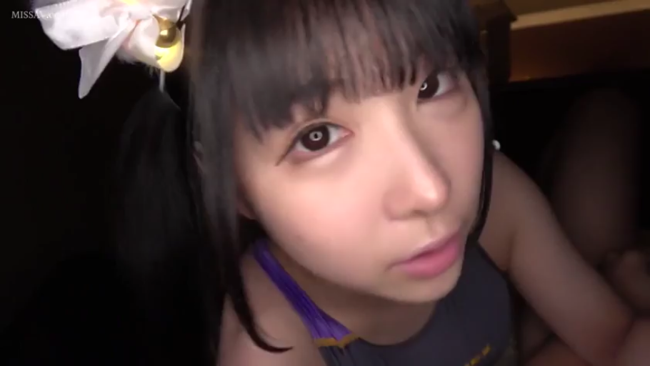 室内 · 脸部特写 · 诱惑 · 注视镜头 · 双马尾 · 发饰 · 前倾 · 竞技泳衣