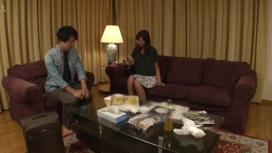 坐姿 · 沙发 · 微笑 · 客厅 · 休闲装 · 对话 · 远景