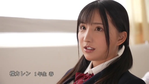 微张嘴 · 脸部特写 · 西装外套 · 教室内 · 左下角有姓名和年级字幕