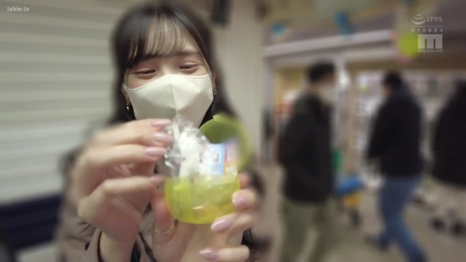 双手及扭蛋特写 · 笑眼 · 日常便服 · 公共区域 · 手上做了美甲 · 扭蛋