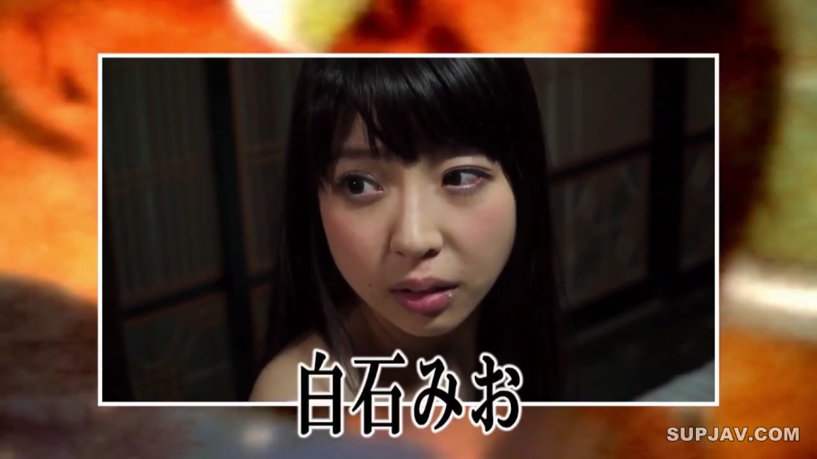室内 · 眼神特写 · 无措 · 裸露肩膀 · 画面边缘有模糊处理