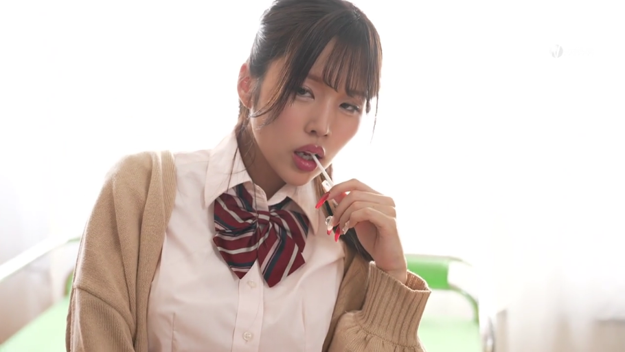 室内 · 坐姿 · 面部特写 · JK制服 · 美甲 · 魅惑 · 棒棒糖 · 含住棒棒糖