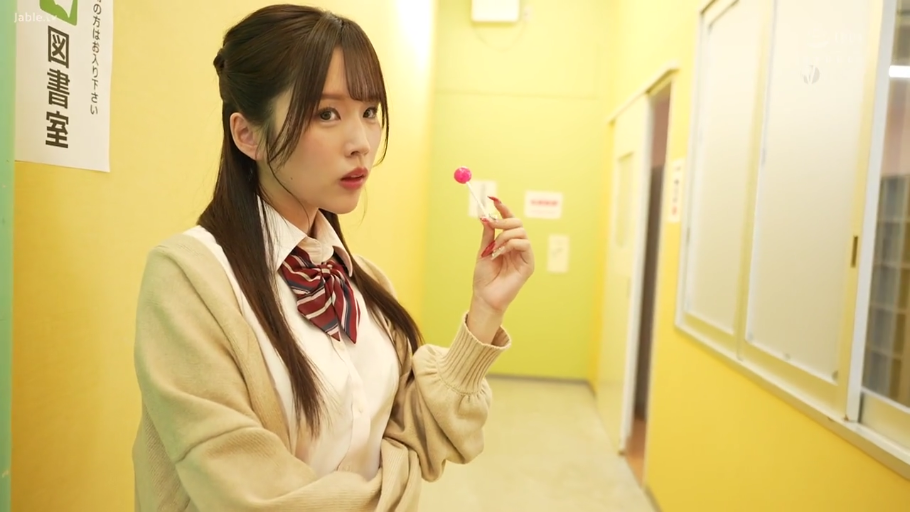 挑逗 · 人物面部特写 · 棒棒糖 · 学生制服衬衫 · 学校图书馆