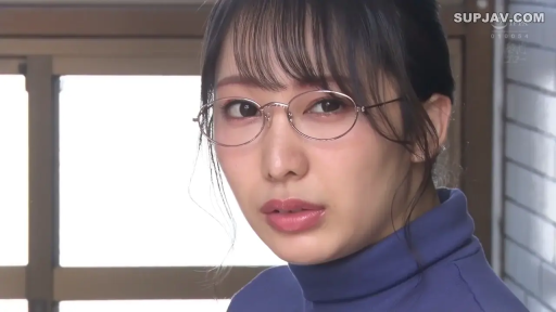 室内 · 严肃 · 眼镜 · 脸部特写 · 注视 · 正面 · 蓝色高领毛衣 · 日本女性