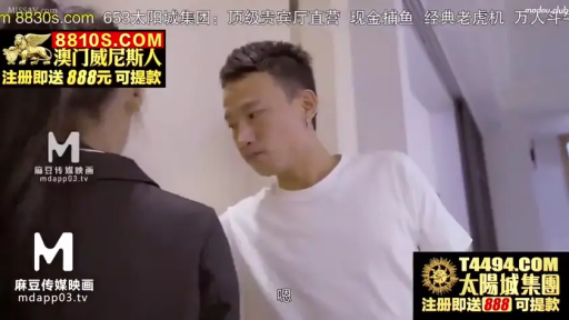 低头交谈 · 室内走廊 · 黑色西装外套 · 男人面部特写 · 赌博广告水印