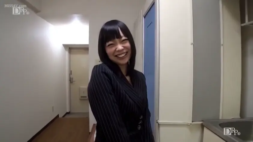 面部特写 · 开怀大笑 · 室内走廊 · 条纹深色职业西装外套