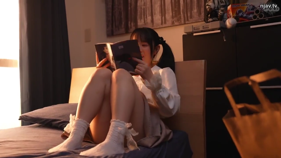 卧室 · 微笑 · 白色蕾丝袜 · 阅读 · 美腿 · 抱膝坐 · 杂志