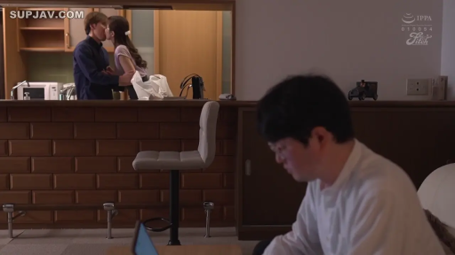 站立 · 电脑 · 客厅 · 偷情 · 凝重 · NTR · 深色衬衫