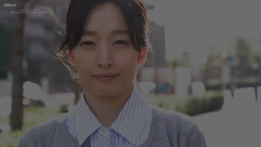 上半身特写 · 微笑 · 户外 · 竖条纹衬衫