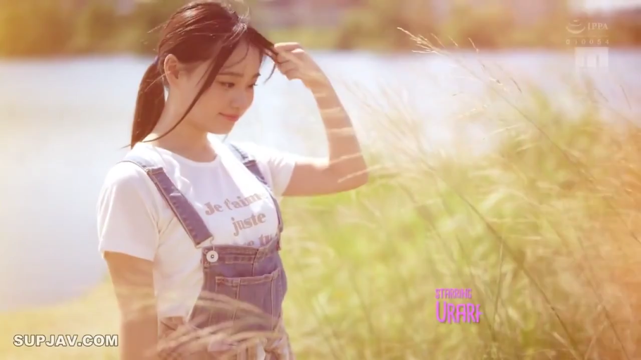 站姿 · 微笑 · 半身 · 户外 · 唯美 · 撩发 · 背带裤