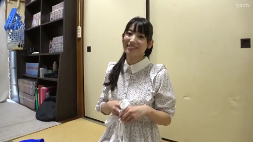 跪坐 · 和室 · 微笑 · 居家 · 上半身 · 书架 · 碎花连衣裙 · 整理衣物