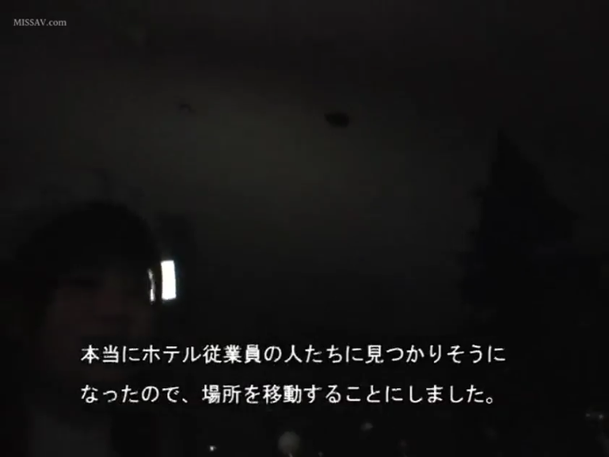 低语 · 深色上衣 · 日语字幕 · 女性面部轮廓 · 户外昏暗处