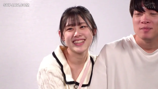 室内 · 交谈 · 微笑 · 面部特写 · 针织衫 · 并排 · 采访