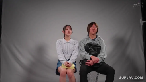 全景 · 微笑 · 摄影棚 · 浅色针织衫 · 端坐 · 采访谈话 · 黄色包