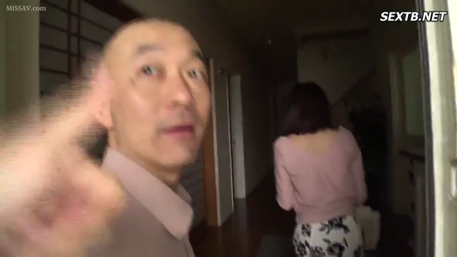 POV视角 · 室内走廊 · 印花裙子 · 手持摄像机 · 男人面部特写 · 男人略显兴奋的表情