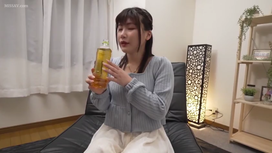 卧室 · 平淡 · 脸部中景 · 浅蓝色针织上衣 · 塑料饮料瓶