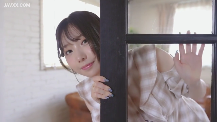 房间 · 手部特写 · 俏皮 · 门框 · 精致美甲 · 格子纹露肩上衣